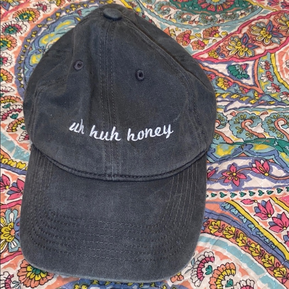 💥SOLD💥 NWOT brandy Melville uh huh honey cap - Picture 2 of 3